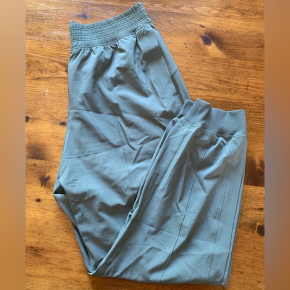 Lululemon Wanderer Cropped Joggers. NWOT - Picture 2 of 3